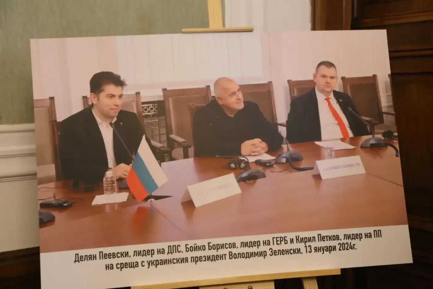 Пеевски показа кабинета си и обвини опонентите в подмяна на историята СНИМКИ