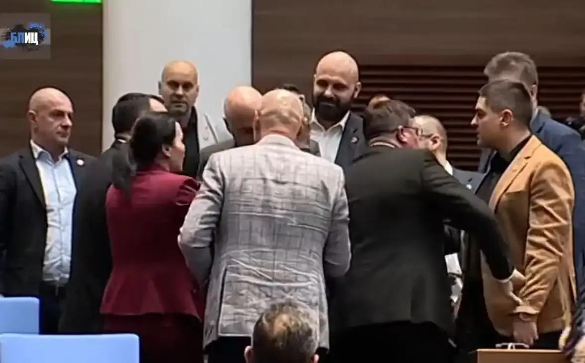 КРЪВ В ПАРЛАМЕНТА! Радостин Василев рита и бие колега пред очите на цяла България ВИДЕО