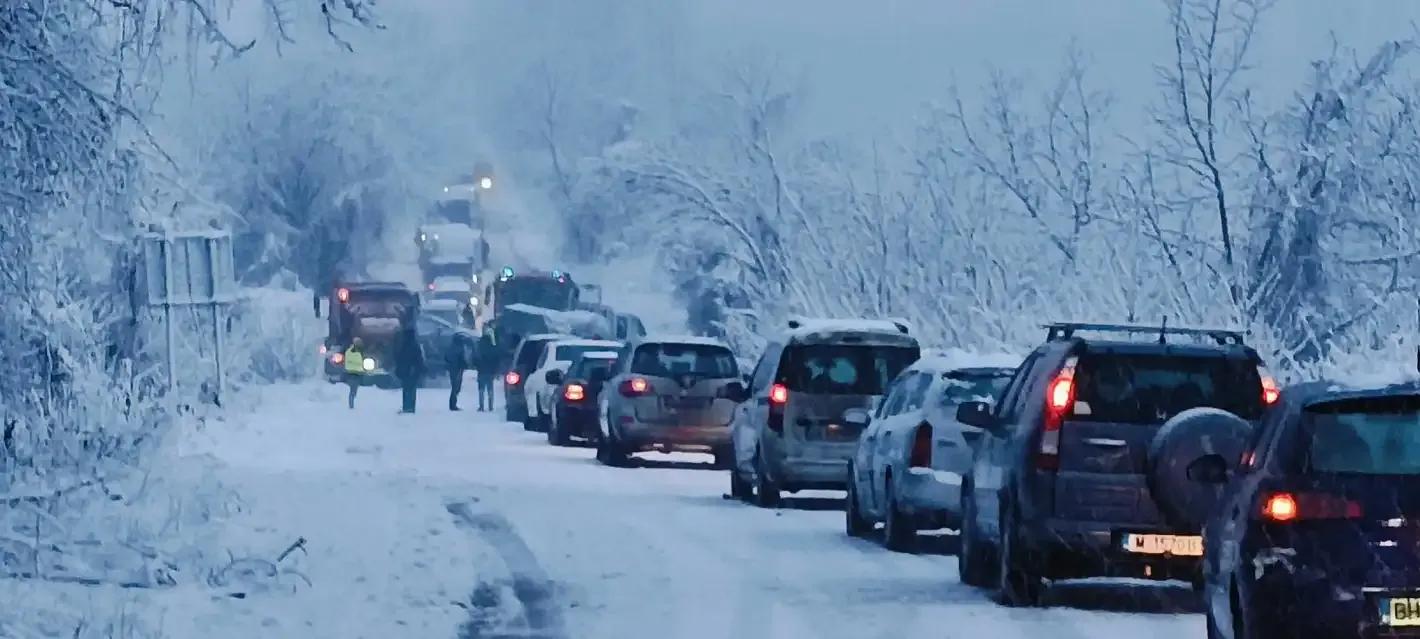 ШОК И СНЯГ НАВРЪХ КОЛЕДА! Пътищата в хаос, катастрофи и задръствания парализират България –СНИМКИ