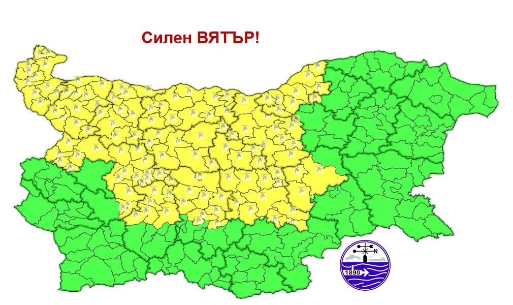Студен фронт нахлува в България: Силен вятър и жълт код в 13 области