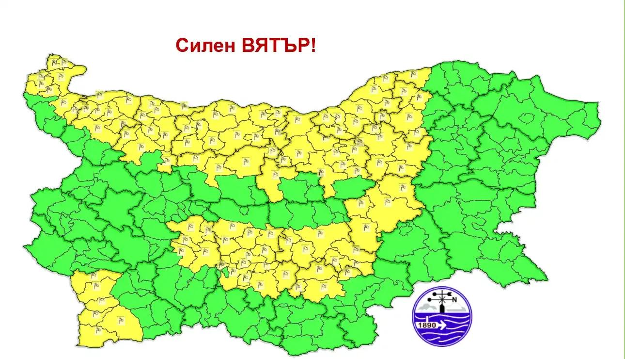 Жълт код в сряда: Студен атмосферен фронт носи захлаждане и валежи! 