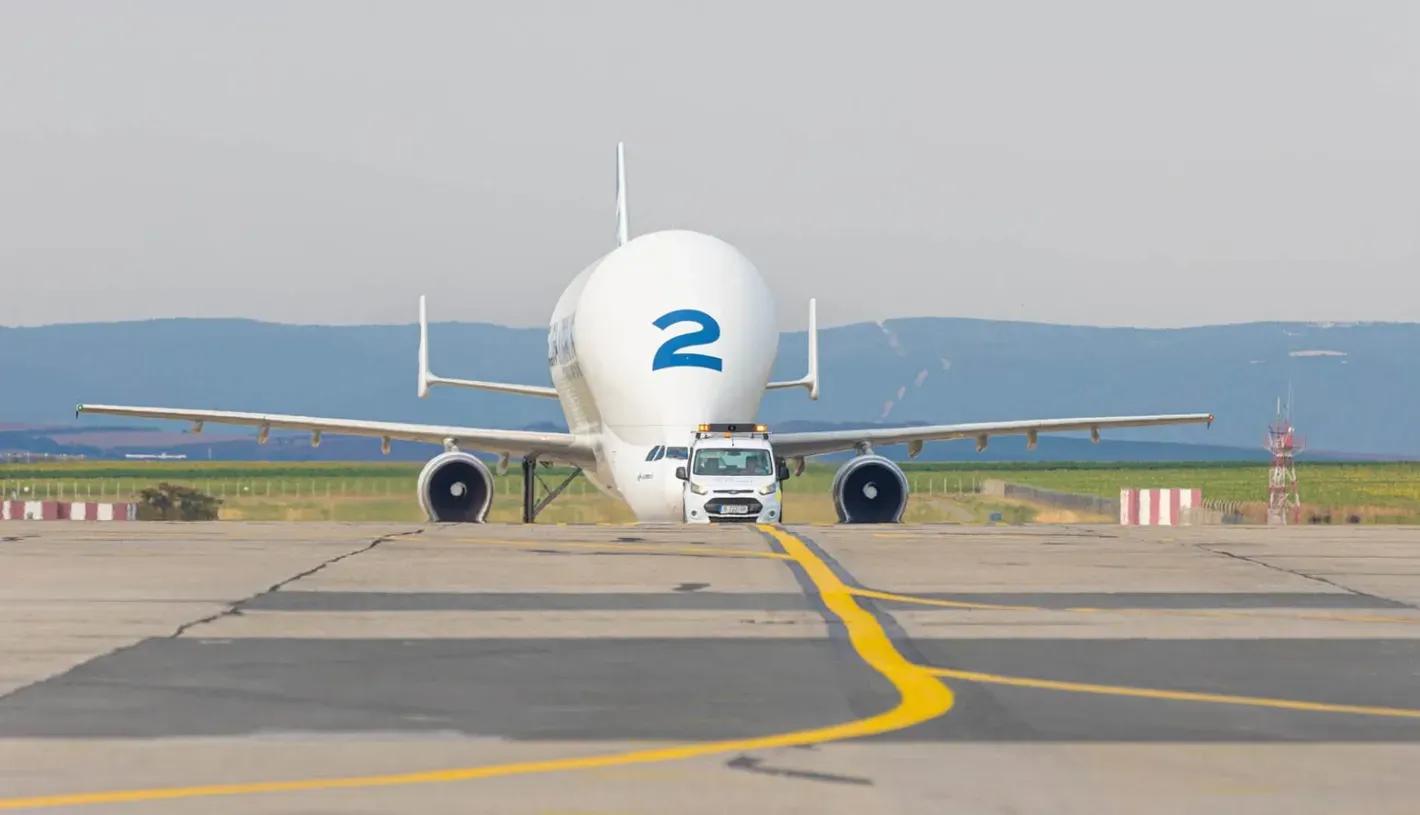 Рядко зрелище: Един от едва петте самолета Airbus Beluga кацна в Бургас