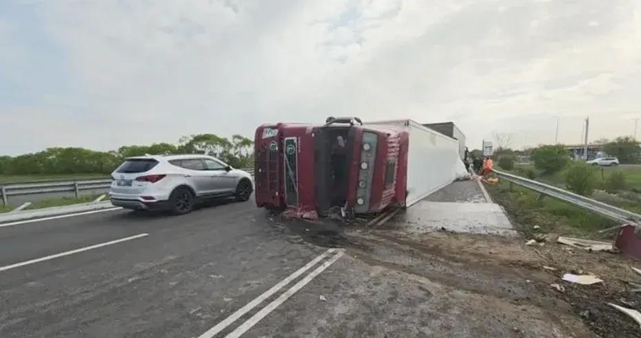 Ад на „Тракия“ на 118-ти километър: Преобърнат тир затвори магистралата и блокира движението към Бургас