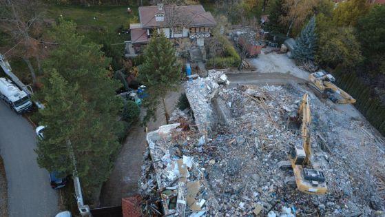 СНИМКИ: Багер събаря сарая на Доган – символична препратка към „дерибеите“ на властта