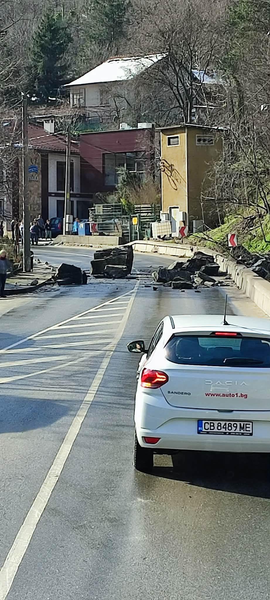 Обходни маршрути заради паднала скална маса на пътя Варвара - Велинград