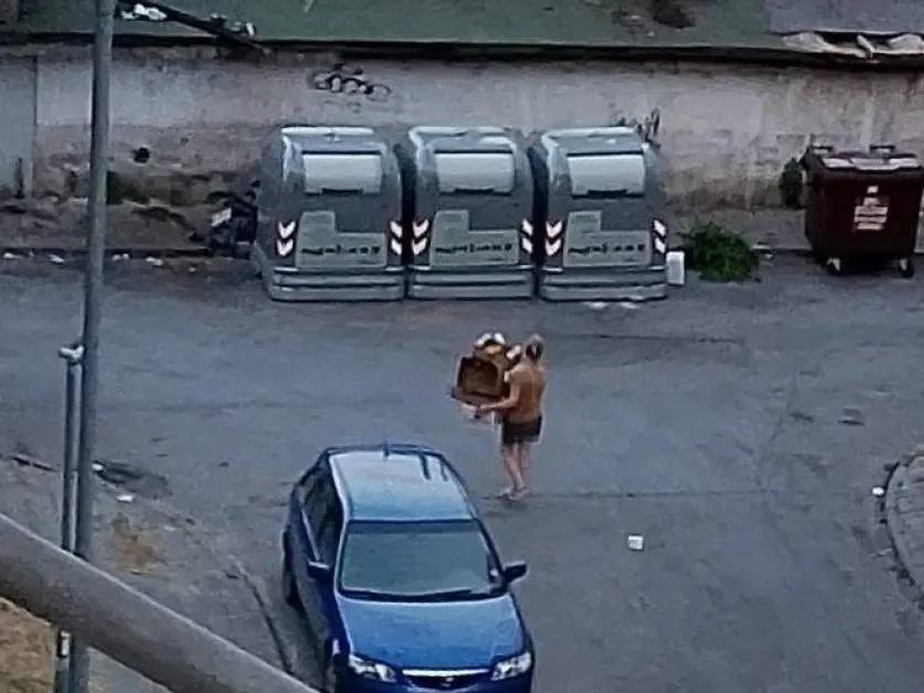 Възмутително! Почистиха контейнерите, а минути по-късно боклуците отново се озоваха до тях