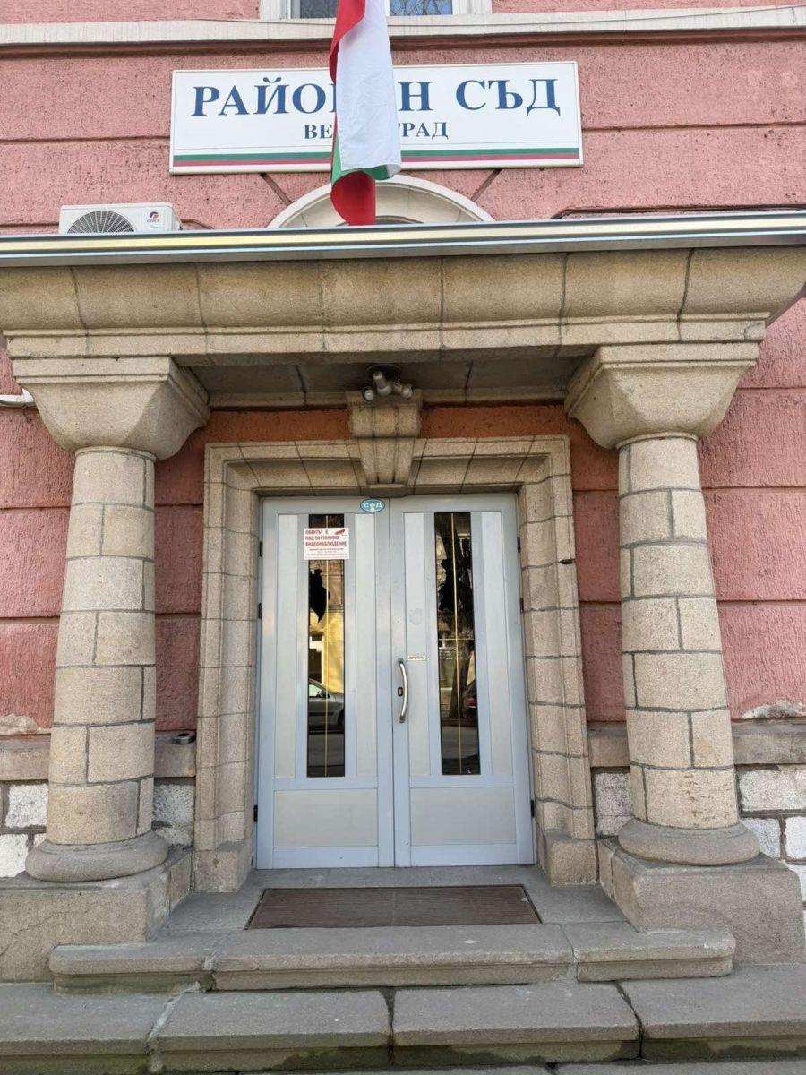 Извънредно: Сградата на Районен съд – Велинград е била обект на брутална вандалска атака