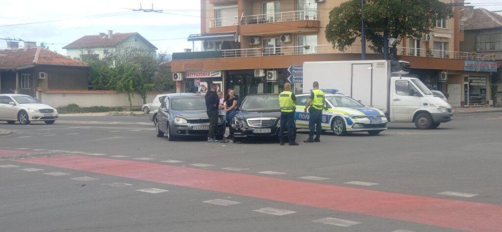 СНИМКА :  Катастрофа между два автомобила в Пазарджик затрудни движението 