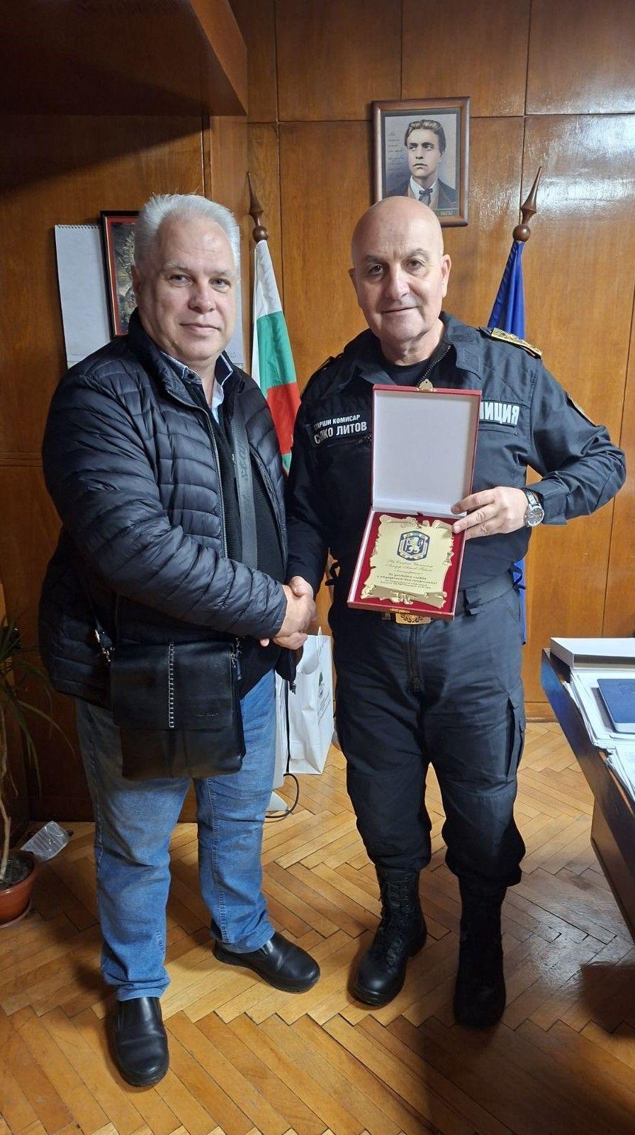 С благодарност и признание: Почетно отличие за дългогодишна служба в МВР