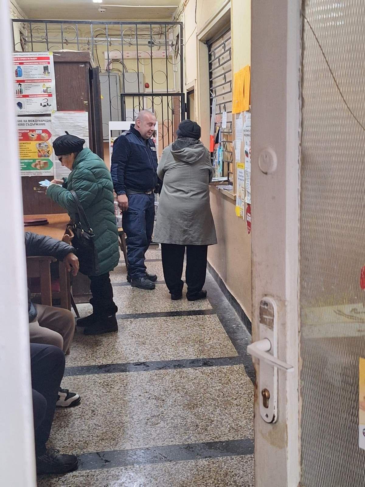 Без инциденти, но със засилено полицейско присъствие  започна изплащането на първите пенсии в евро в област Пазарджик