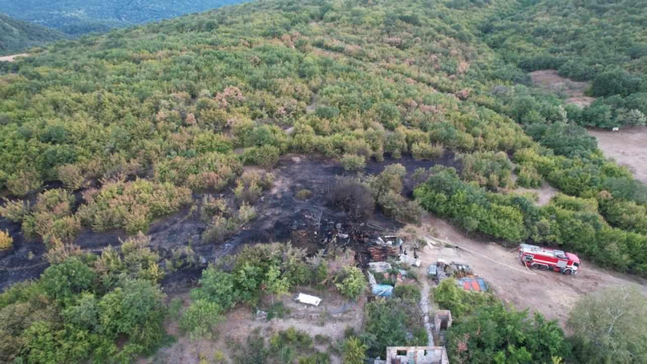 Пожар в Дебръщица унищожи камион и навес със сено – мъж е в ареста