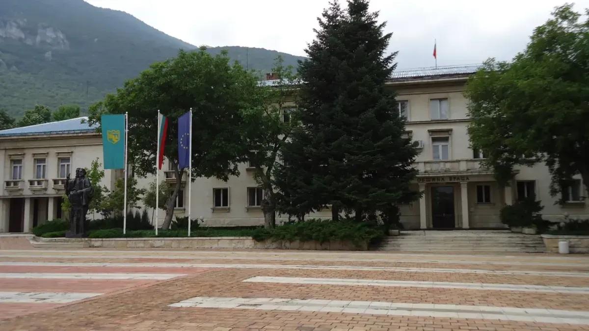 Икономическата полиция предаде на прокуратурата кмет и негови заместници заради поръчка за коли