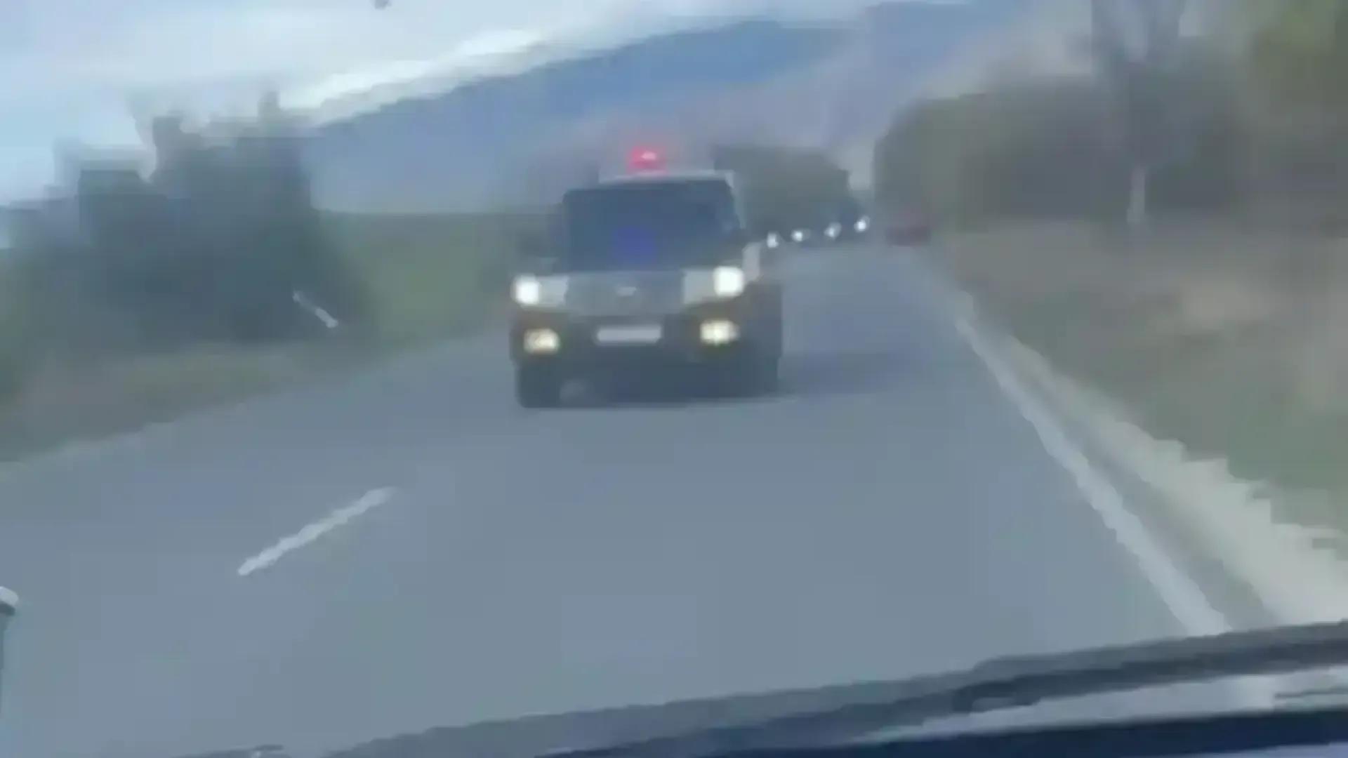 НСО кортеж край Пловдив за малко не премаза невинен човек, изтласка го в канавката