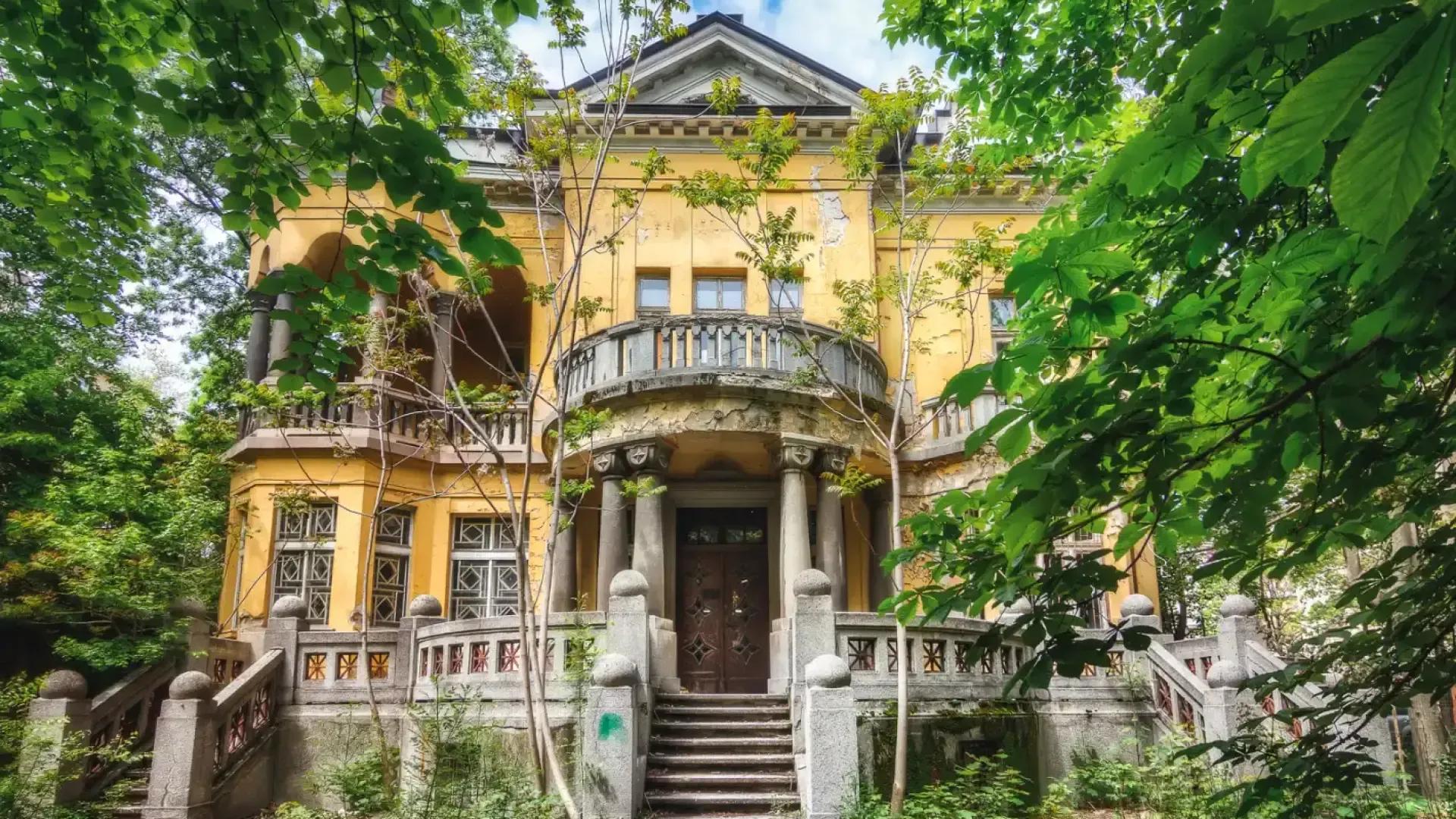 Къщата с ягодите засия в коледна светлина и върна надеждата за бъдещето си СНИМКИ