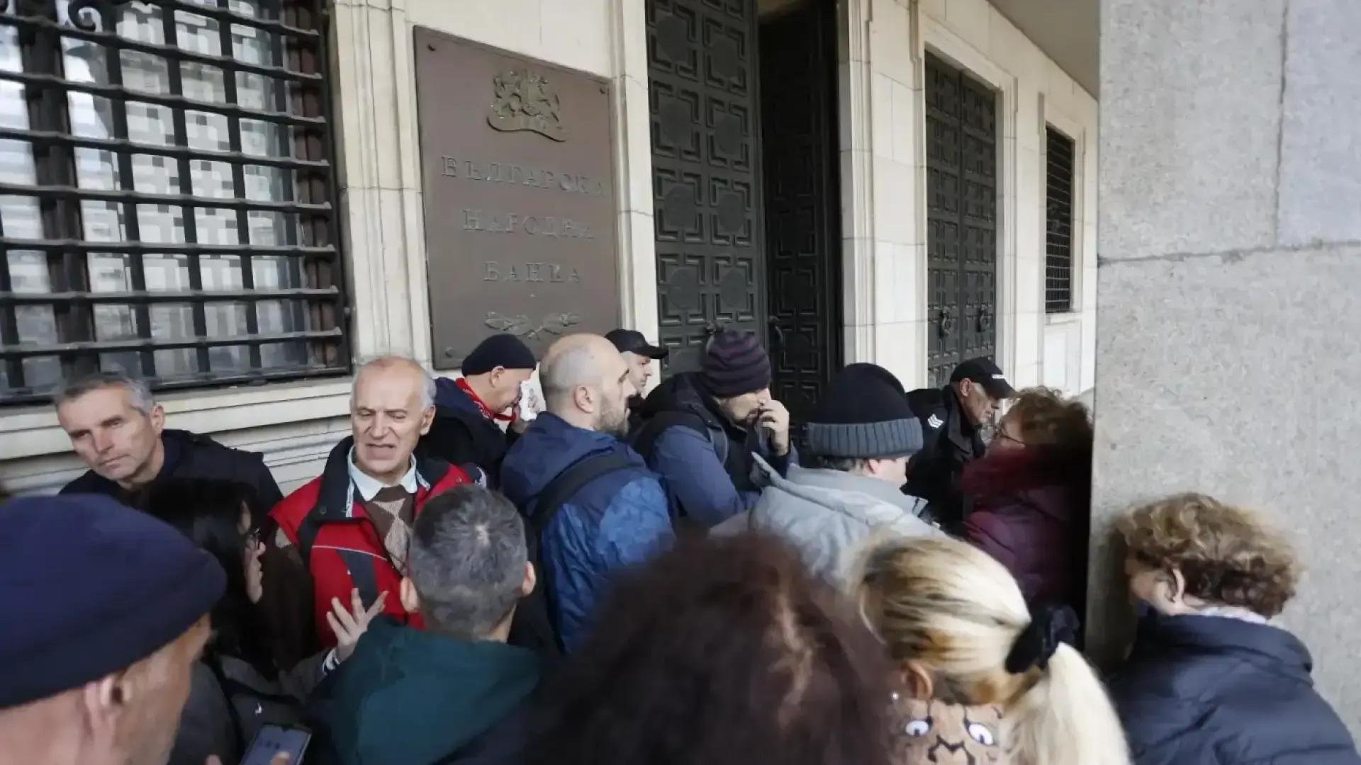 Извънредно: Опашки пред БНБ за обмяна на левове в евро