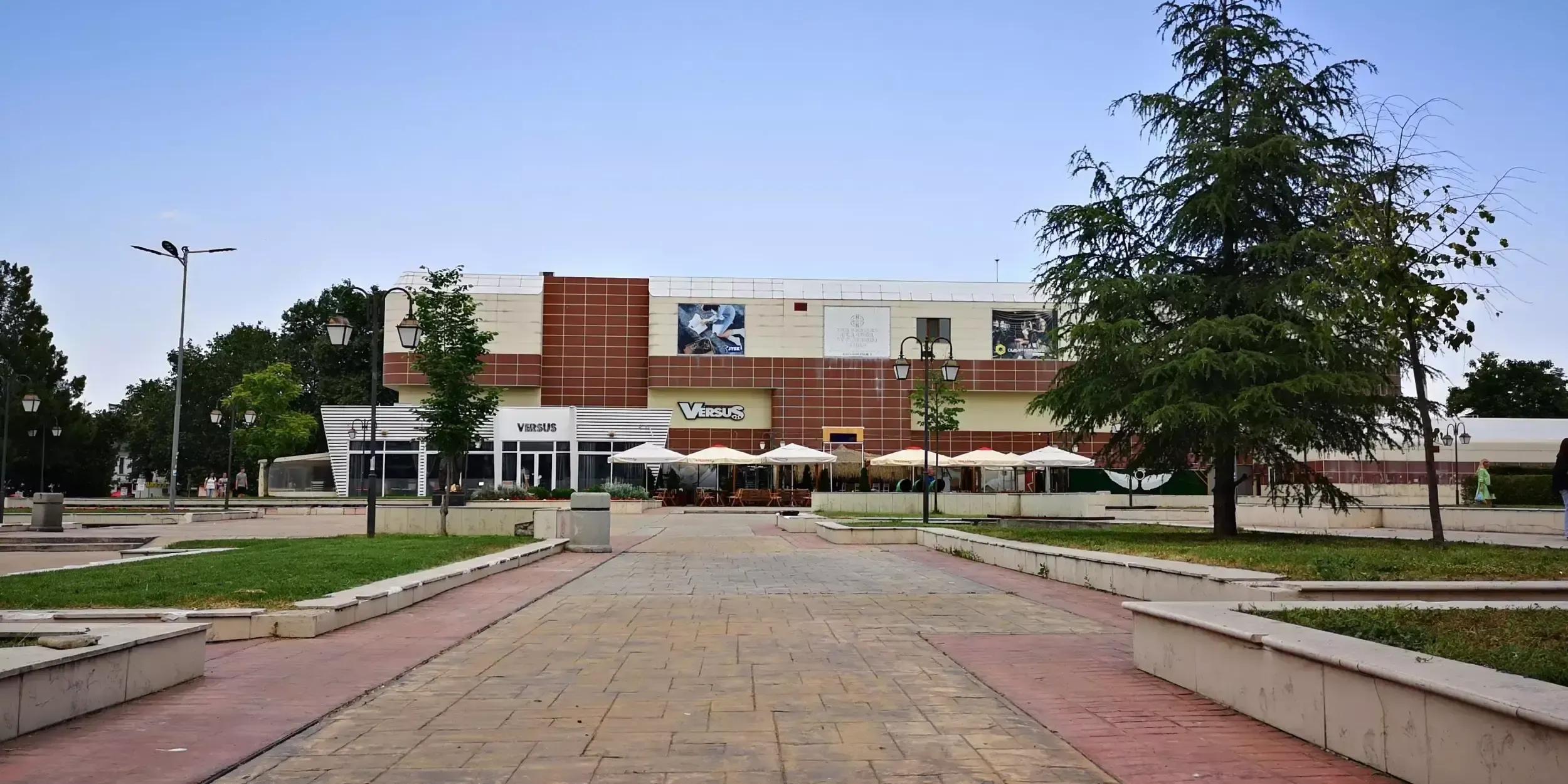 ИЗВЪНРЕДНО: Запали се заведение в ГУМ-а в Пазарджик, евакуираха клиенти и персонал