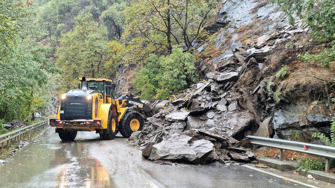 Алпинисти започват обрушване на опасни скали, пътят Варвара – Костандово остава затворен