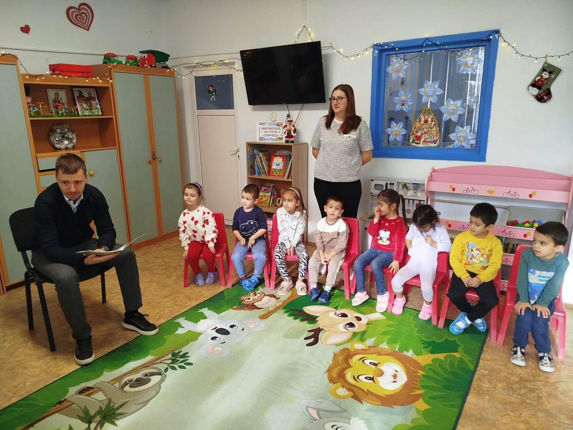 Децата от група „Синчец“ на ДГ „Слънчо“ посрещнаха д-р Димитър Бакалов с усмивки и благодарност в Деня на четенето