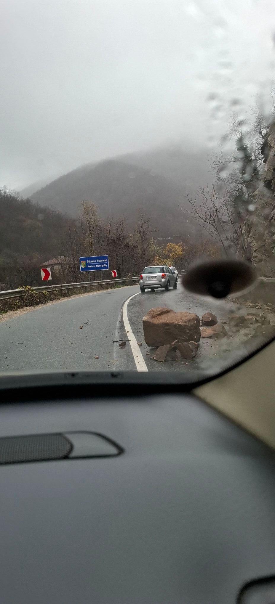 Свлачище затруднява движението по пътя Варвара – Велинград СНИМКИ