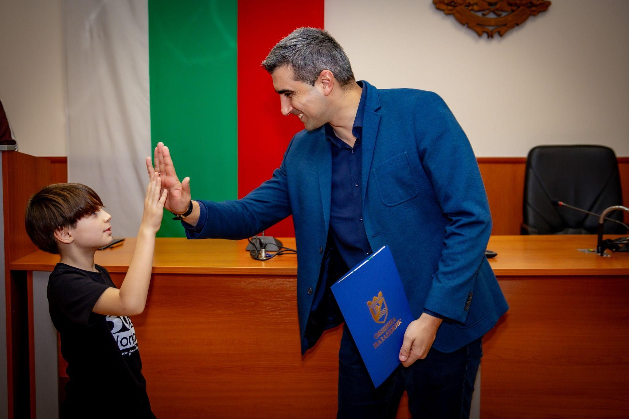 Кметът Петър Куленски отличи младите шампиони на Пазарджик – гордост и вдъхновение за бъдещето