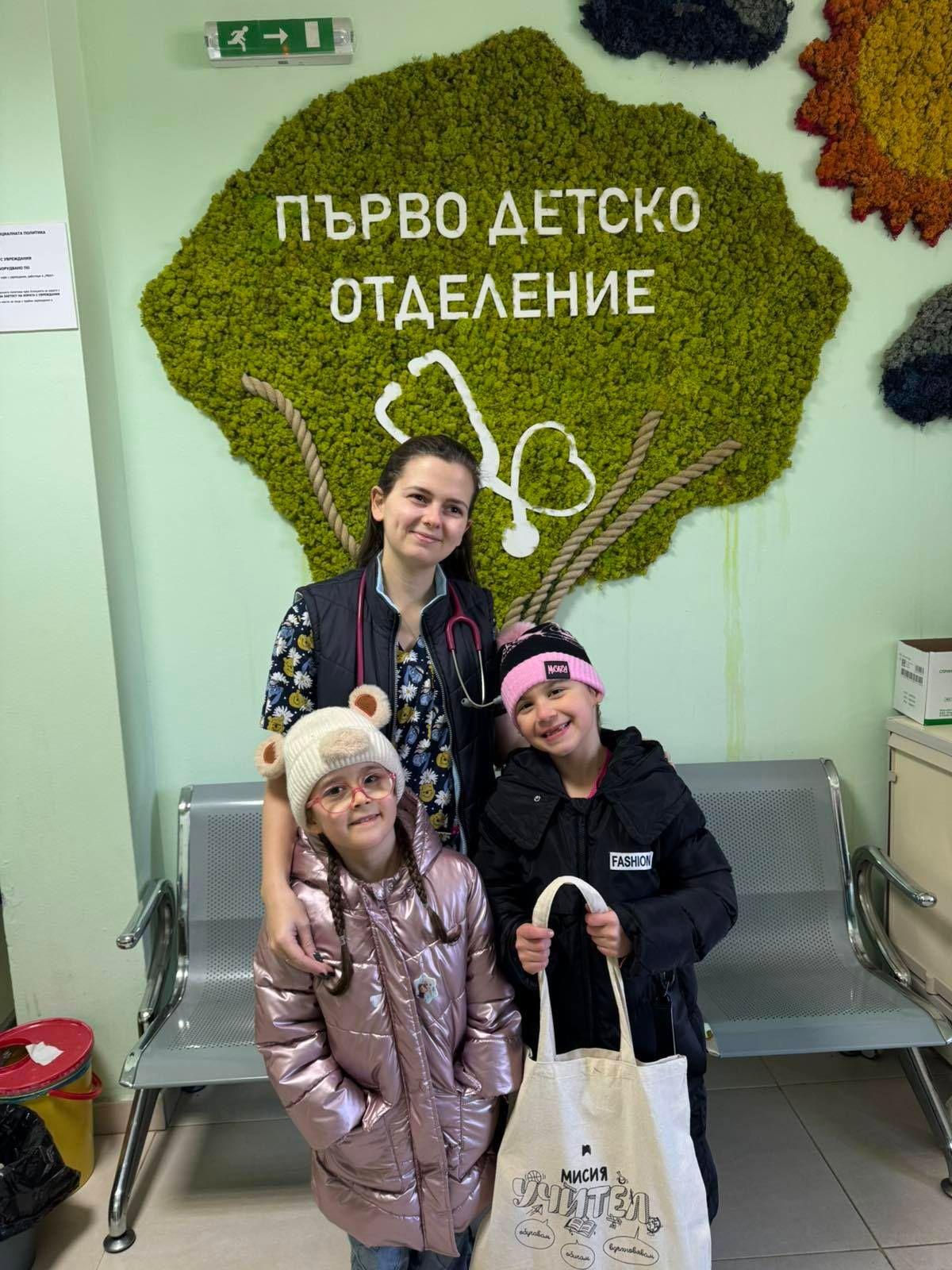 Мартенички с големи сърца донесоха усмивки в детските отделения на Пазарджик