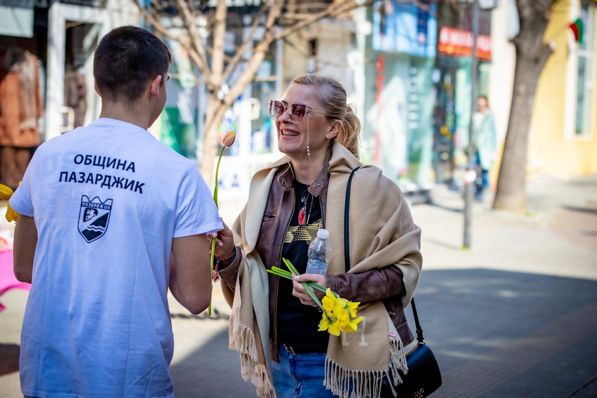 Лалета и усмивки озариха центъра на Пазарджик за Международния ден на жената