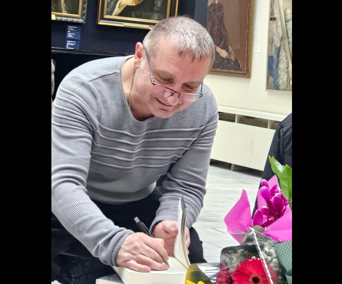 Емоционална премиера на „Корпус Некрологус“ – дебютът на Тодор Гроздев събра приятели, колеги и почитатели на литературата