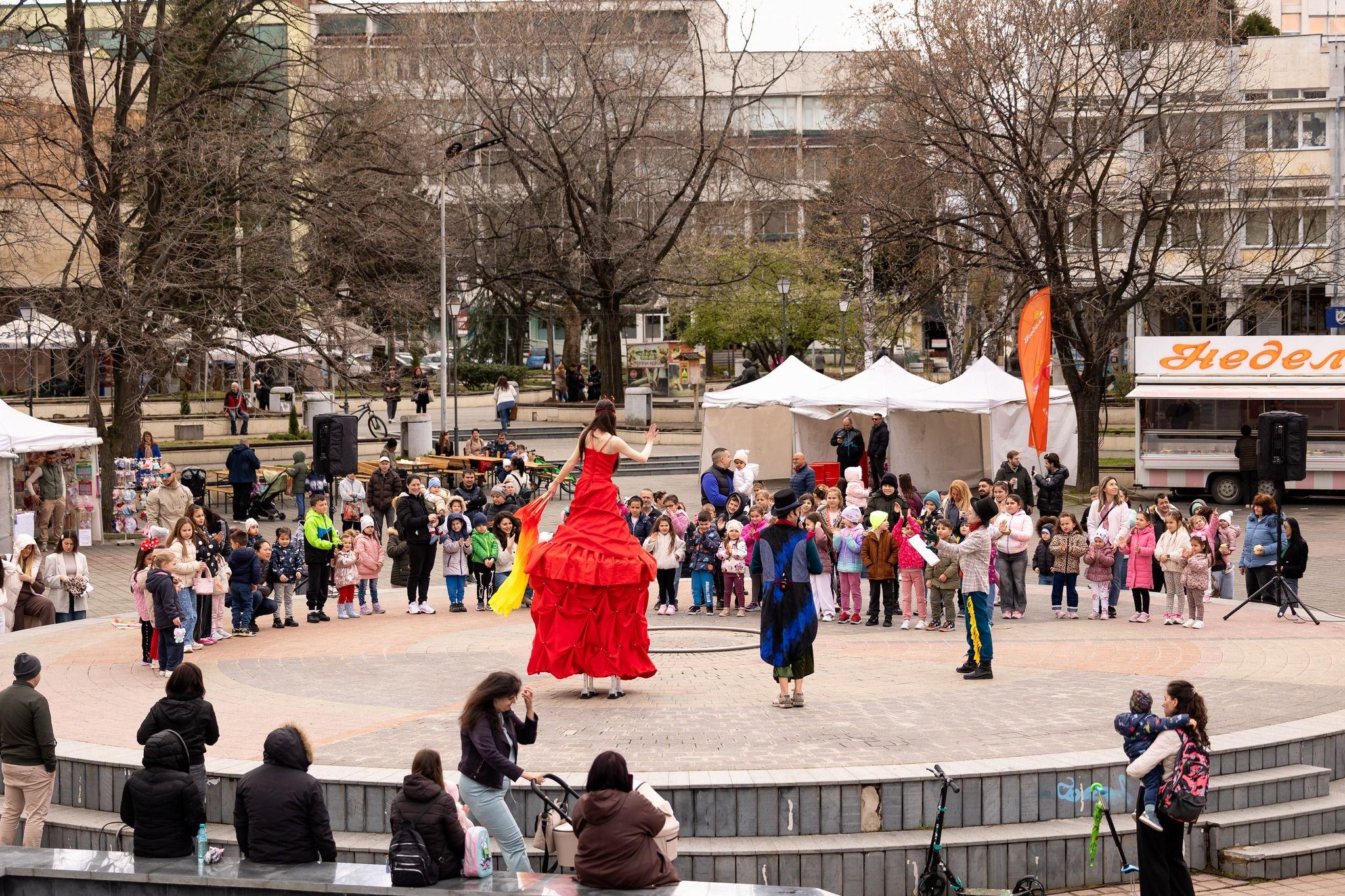„Великденска магия“ изпълни площада с усмивки и пролетно настроение в Пазарджик! Очакваме ви и днес