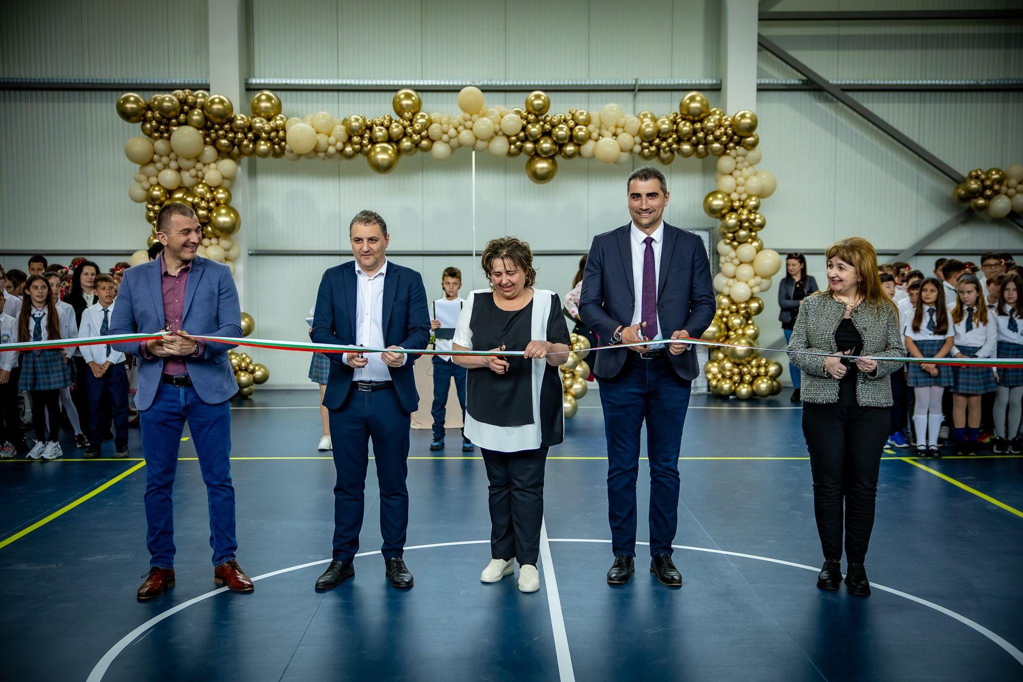 Петър Куленски откри нов физкултурен салон в НУ „Васил Друмев“