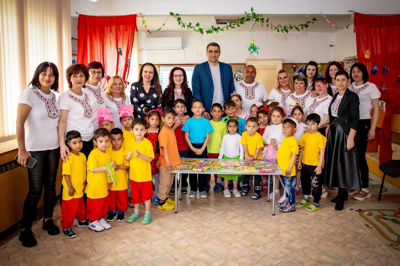 Кметът Петър Куленски донесе магията на приказките на децата в Пазарджик и с. Ивайло