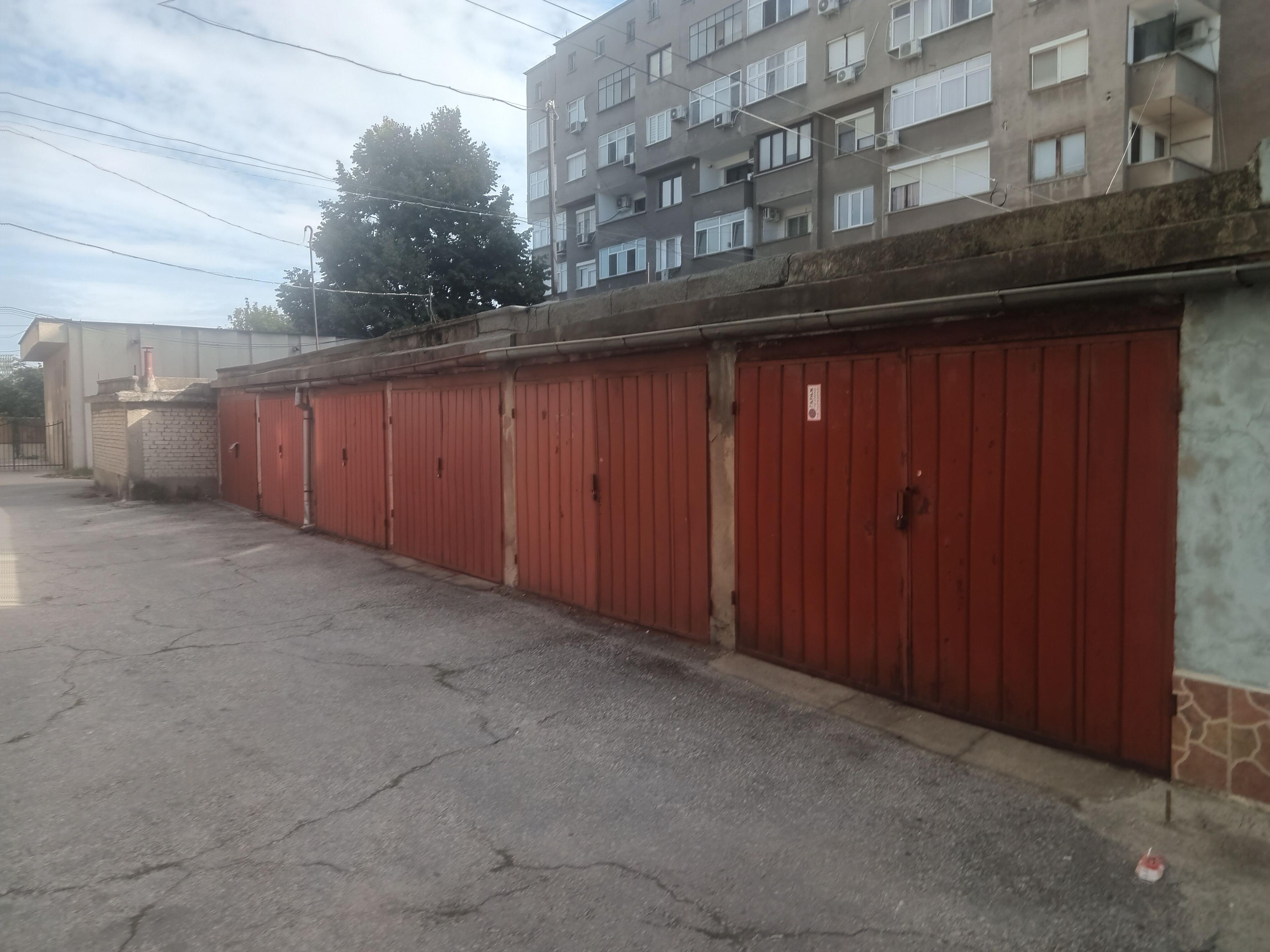 Бум на цените на гаражите в Пазарджик – 25 000 евро за място в центъра