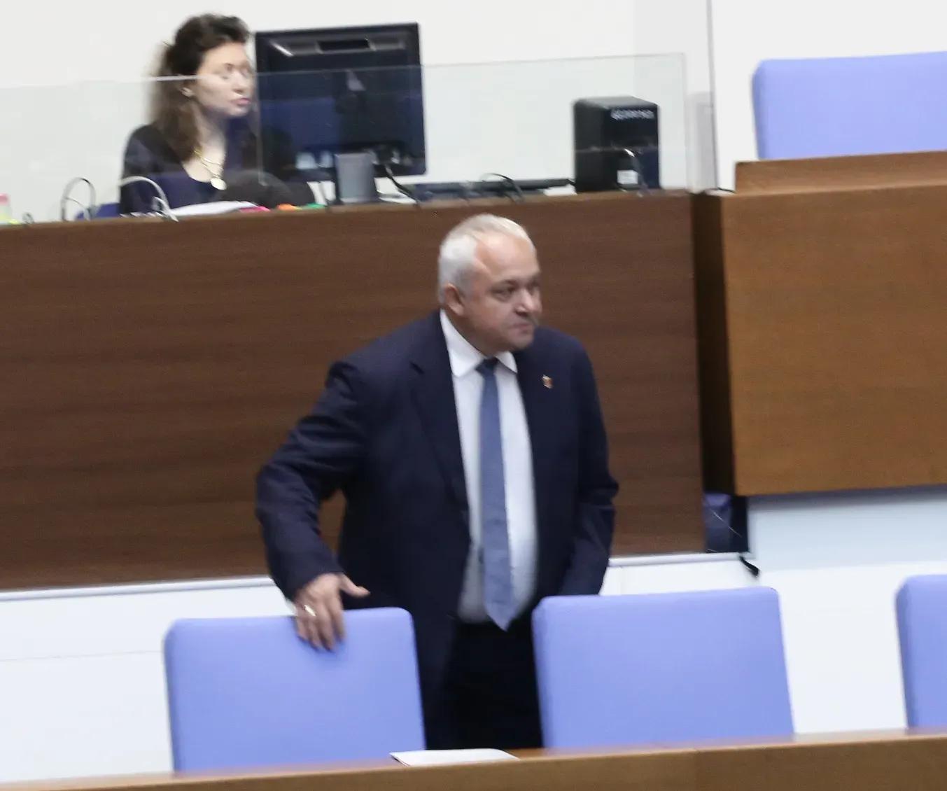 Извънредно от НС: Скандал в пленарната зала! Демерджиев отказа да говори за Пеевски!