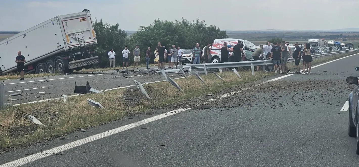 ИЗВЪНРЕДНО: Докога? Отново ТИР разкъса мантинелата на АМ „Тракия“ и отне човешки живот