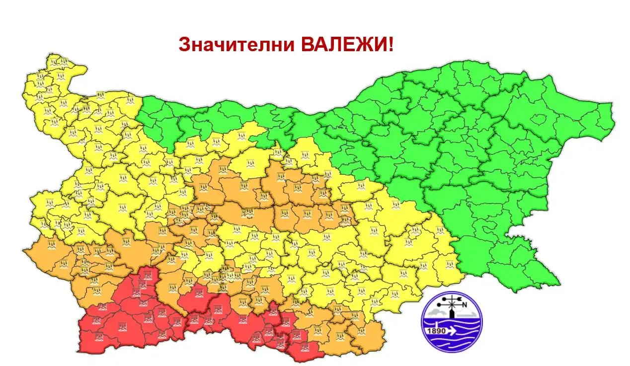 Дъждовен петък с гръмотевици и предупреждения за опасно време: червен код е в сила за тези райони КАРТА