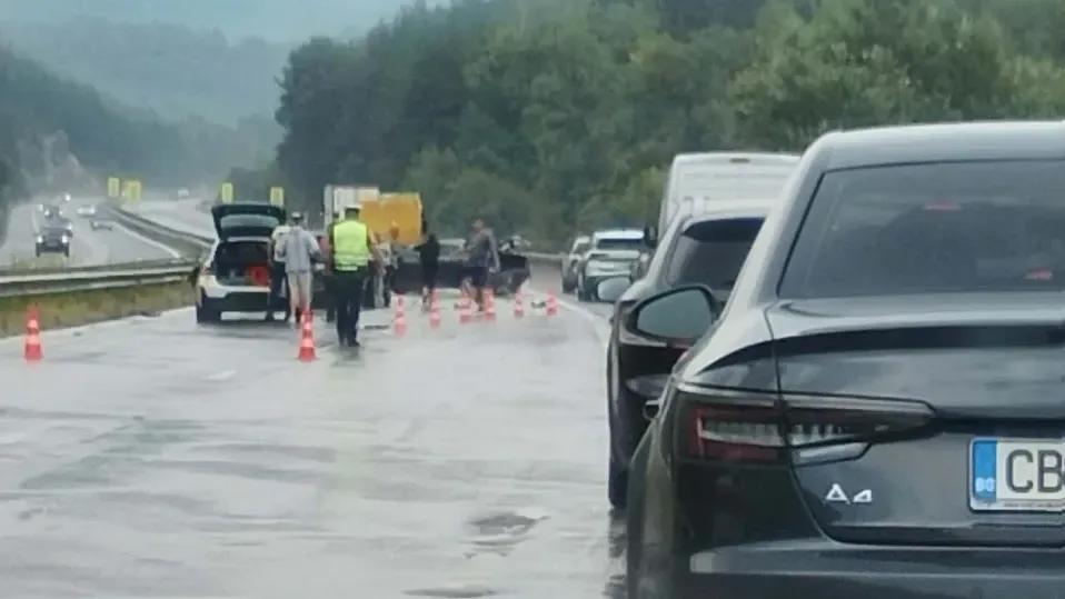 ИЗВЪНРЕДНО: Верижна катастрофа с пет автомобила на „Тракия“
