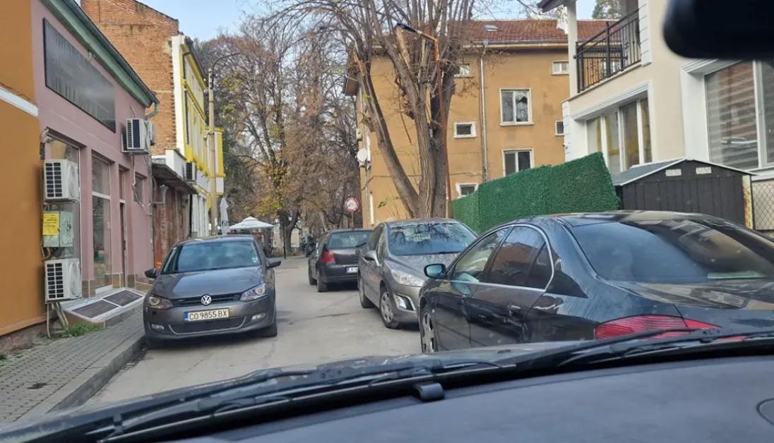 Неправилно паркиране блокира движение в Пазарджик и предизвика вълна от реакции