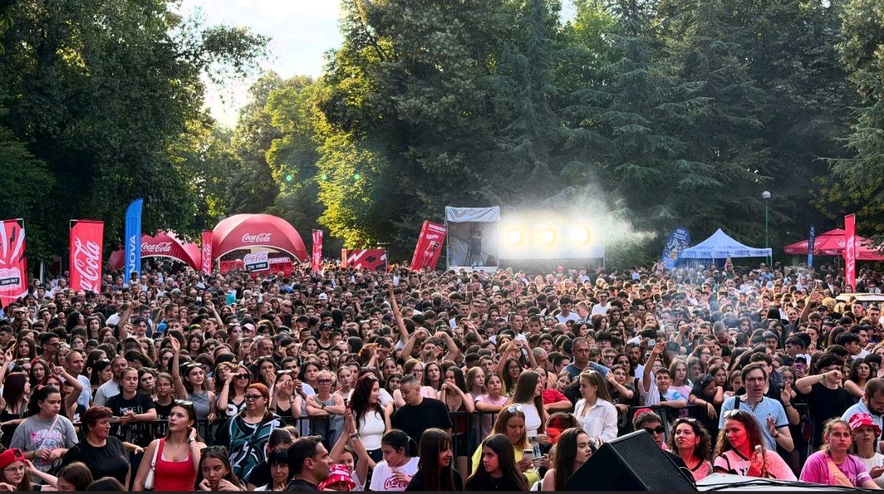 Хиляди фенове превърнаха Пазарджик в музикалната столица на България с Coca-Cola The Voice Турнето 2026