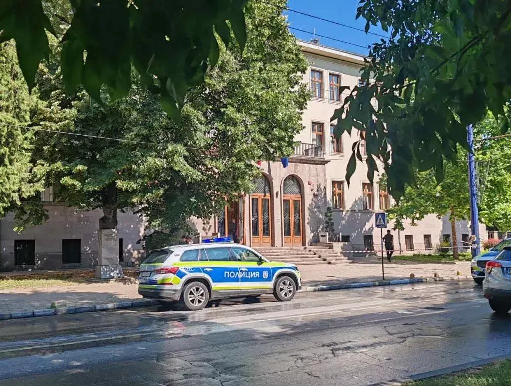 ИЗВЪНРЕДНО: Сигнал за бомба в Съдебната палата в Пазарджик, сградата е евакуирана