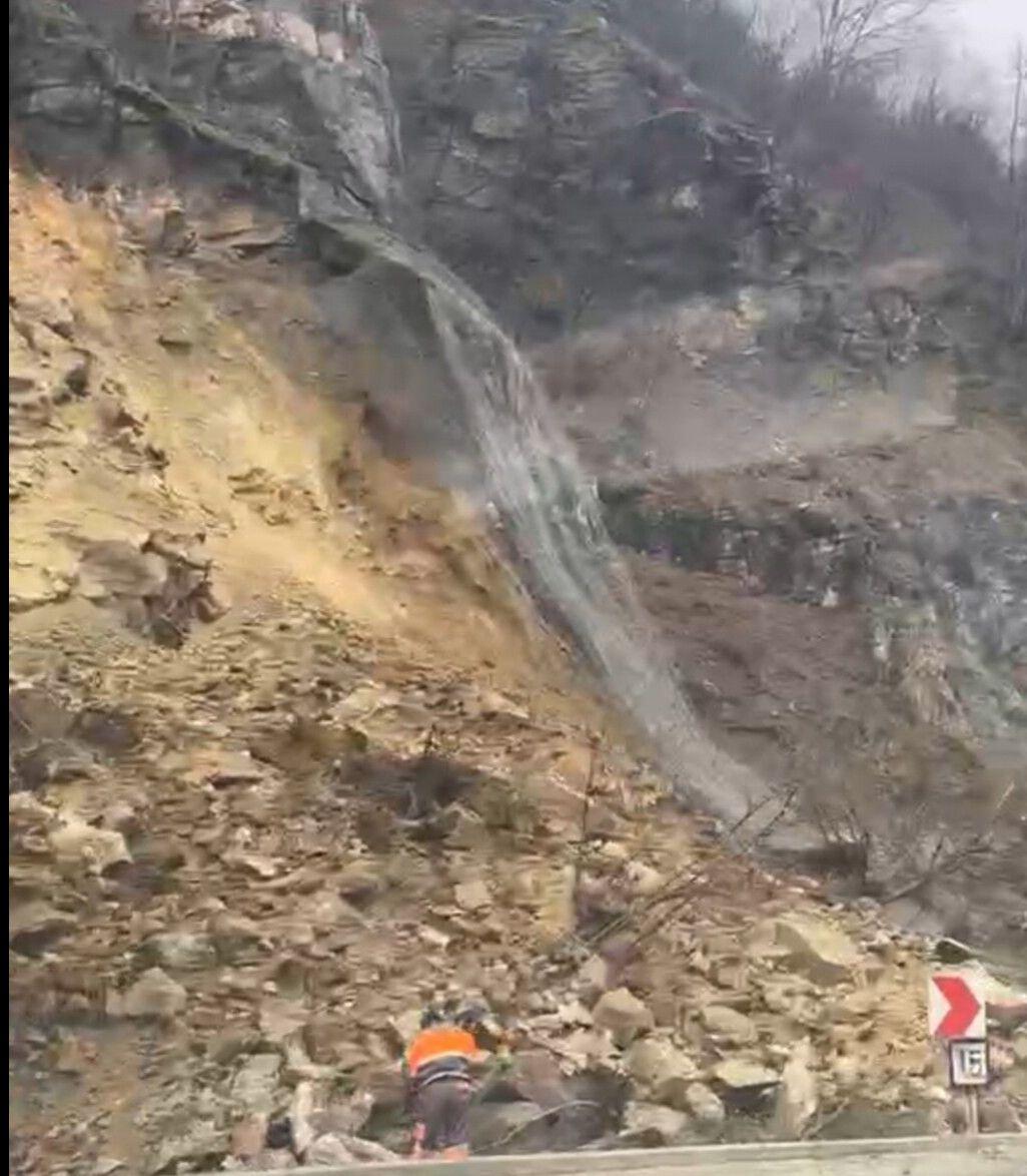 ИЗВЪНРЕДНО: Срутила се скална маса блокира теснолинейката Септември – Велинград