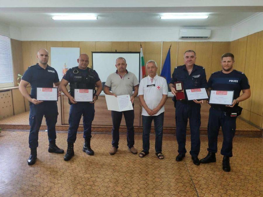 Заслужено признание: БЧК отличи пазарджишките полицаи, спасили 14-годишно момче от река Марица